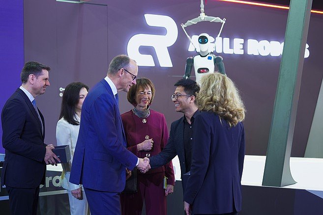 Stand Agile Robots a fiera con visitatori e robot esposti