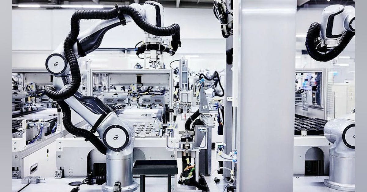 Cobot Agile Robots al lavoro in una linea industriale automatizzata