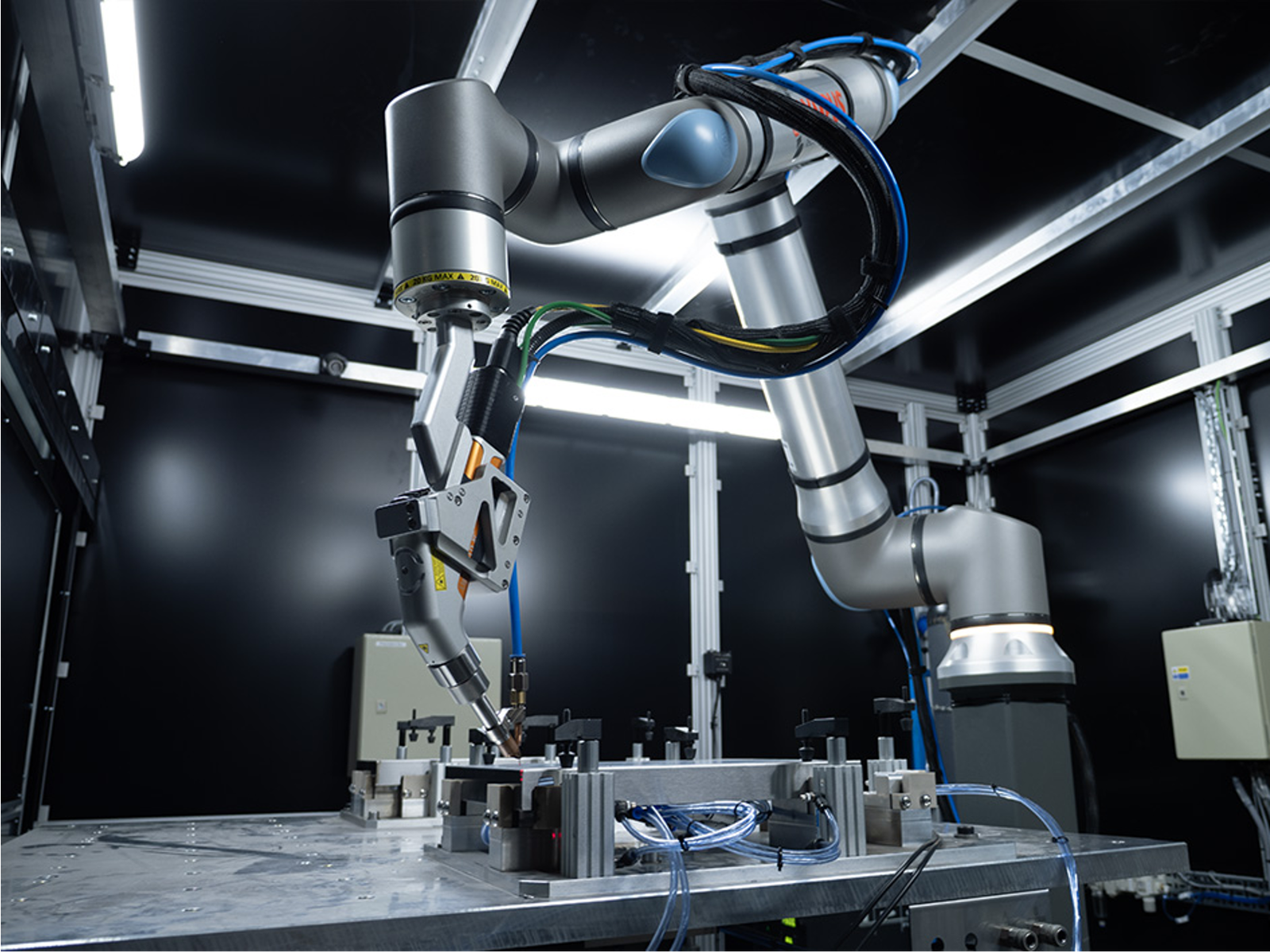 Cobot al lavoro in una cella industriale automatizzata