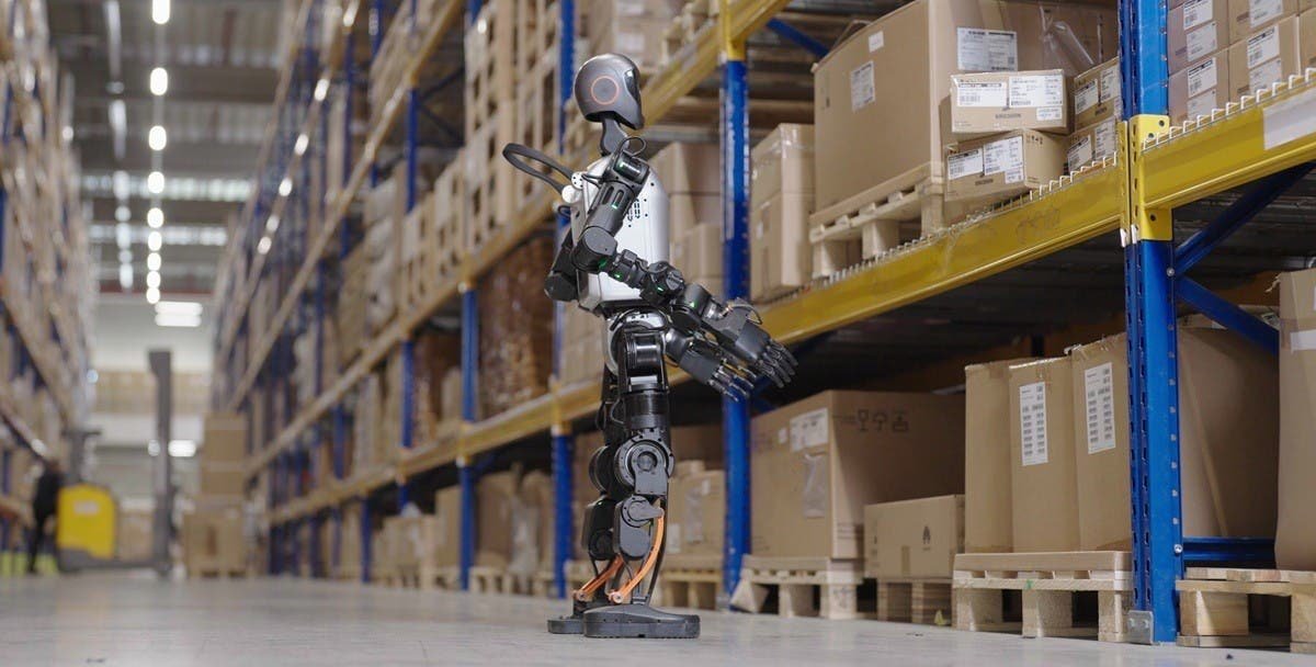 Robot umanoide che controlla pallet e corsie in un magazzino