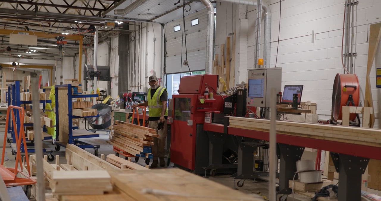 Operatore in una fabbrica di prefabbricazione per edilizia