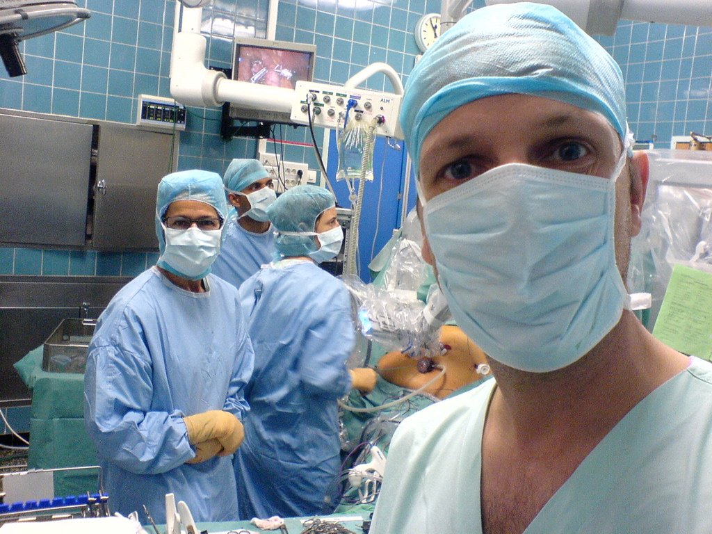 Sistema di chirurgia robotica in sala operatoria usato come contesto per la telechirurgia avanzata