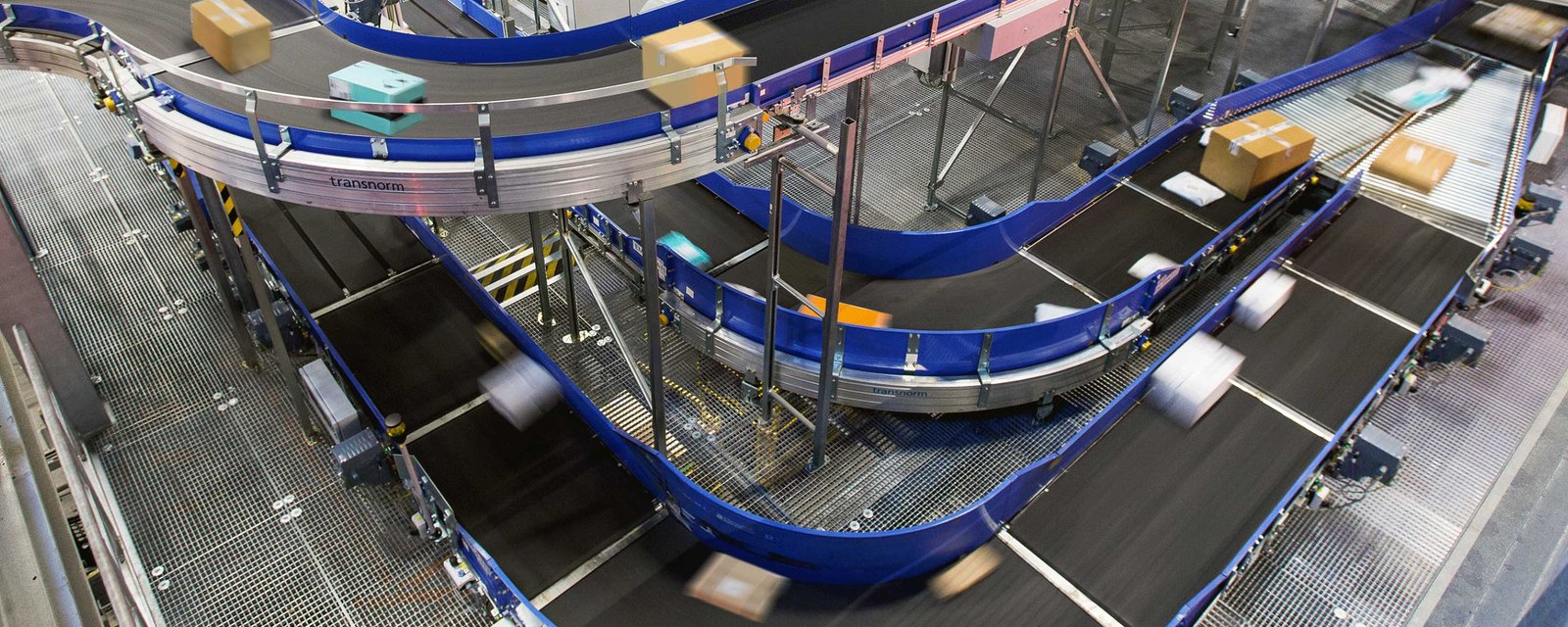 Linea di trasporto e smistamento Transnorm in un impianto di automazione di magazzino