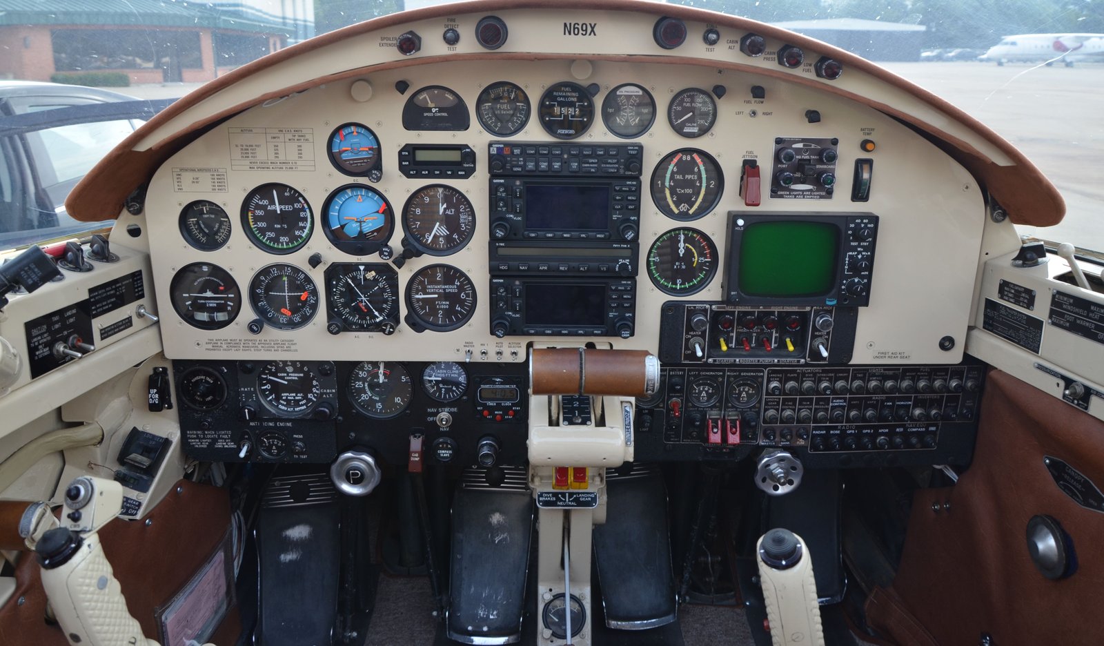 Cabina di pilotaggio con strumenti di volo come riferimento al passaggio da pilotaggio umano a supervisione automatizzata