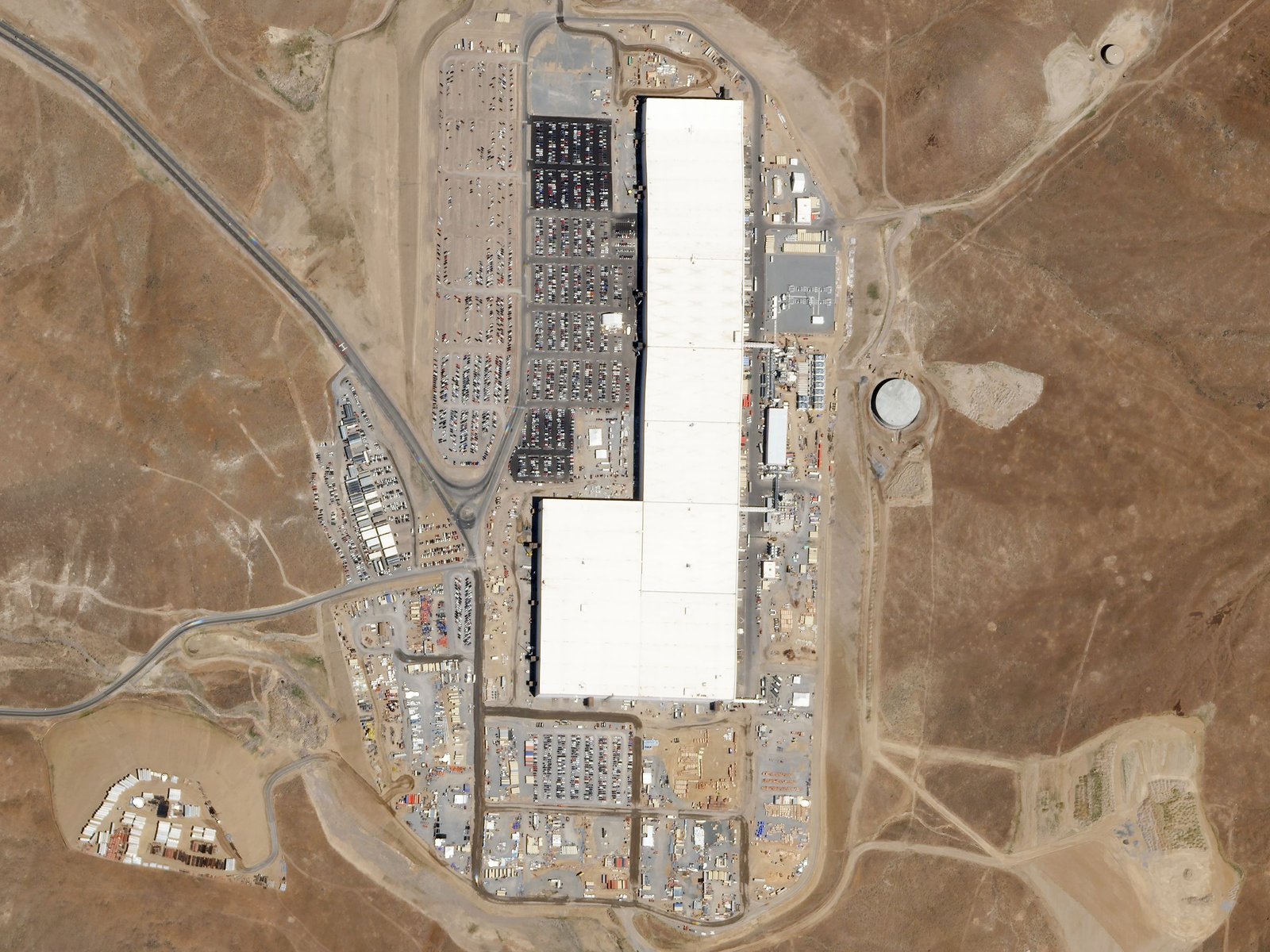 Veduta aerea di una gigafactory Tesla come immagine della scala produttiva necessaria per i robot umanoidi