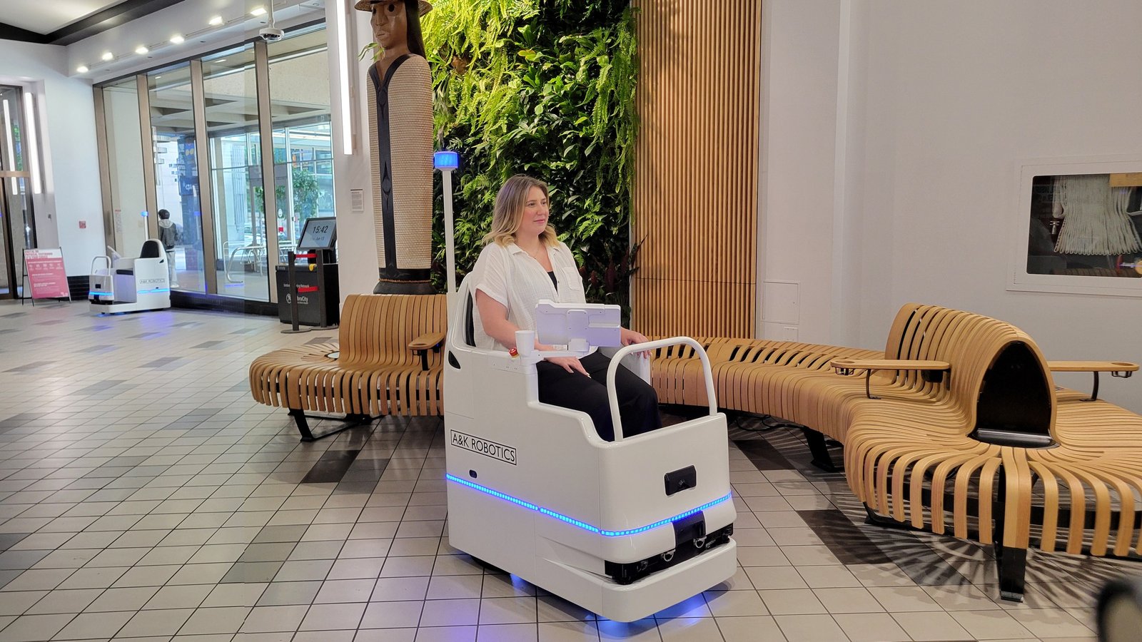 Passeggera seduta su un pod autonomo Cruz per mobilità assistita in aeroporto