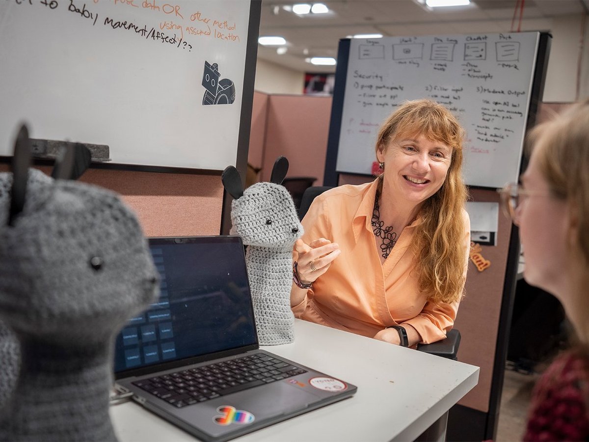 Maja Matarić interagisce con il robot Blossom in un ambiente di ricerca universitario