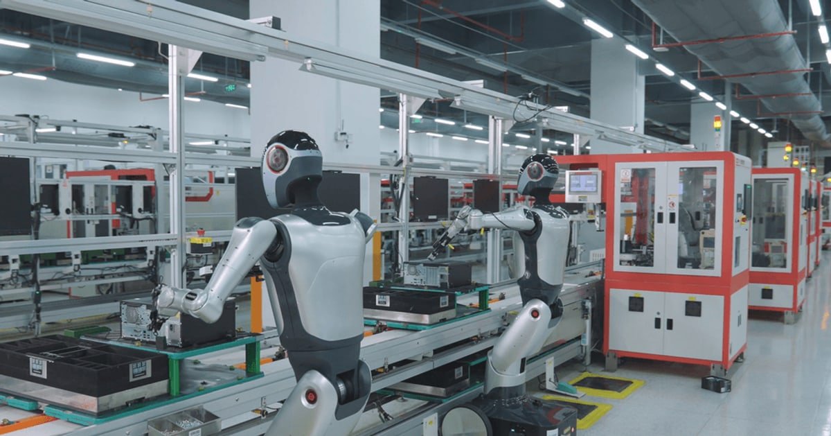 Robot umanoidi in una linea di assemblaggio elettronico con mani robotiche