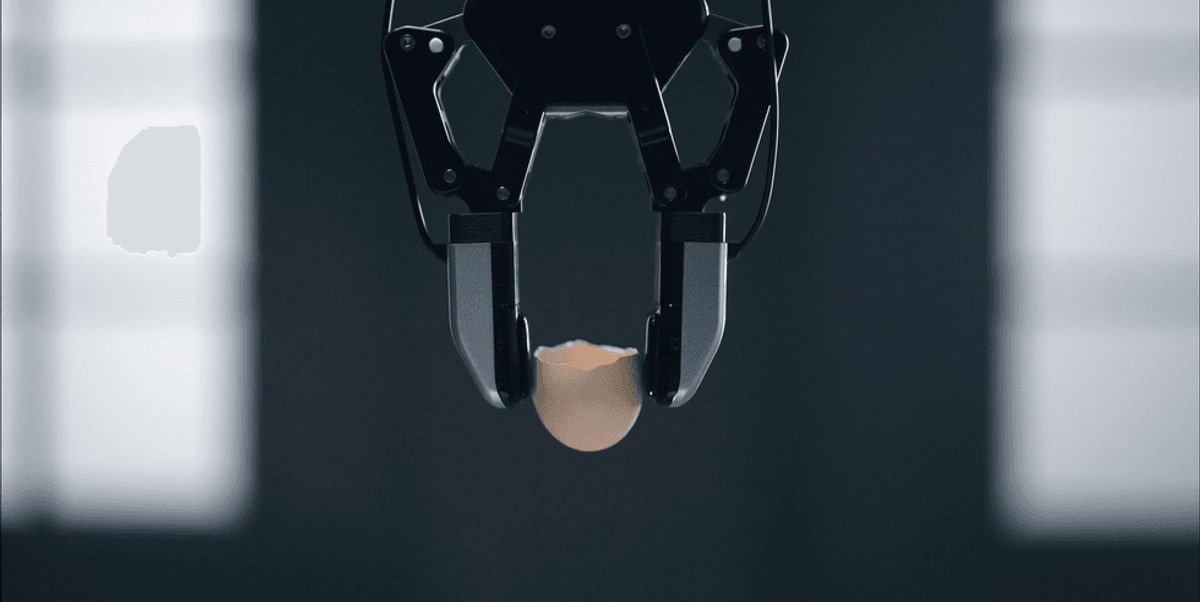 Gripper robotico con sensore tattile che manipola un guscio d'uovo fragile