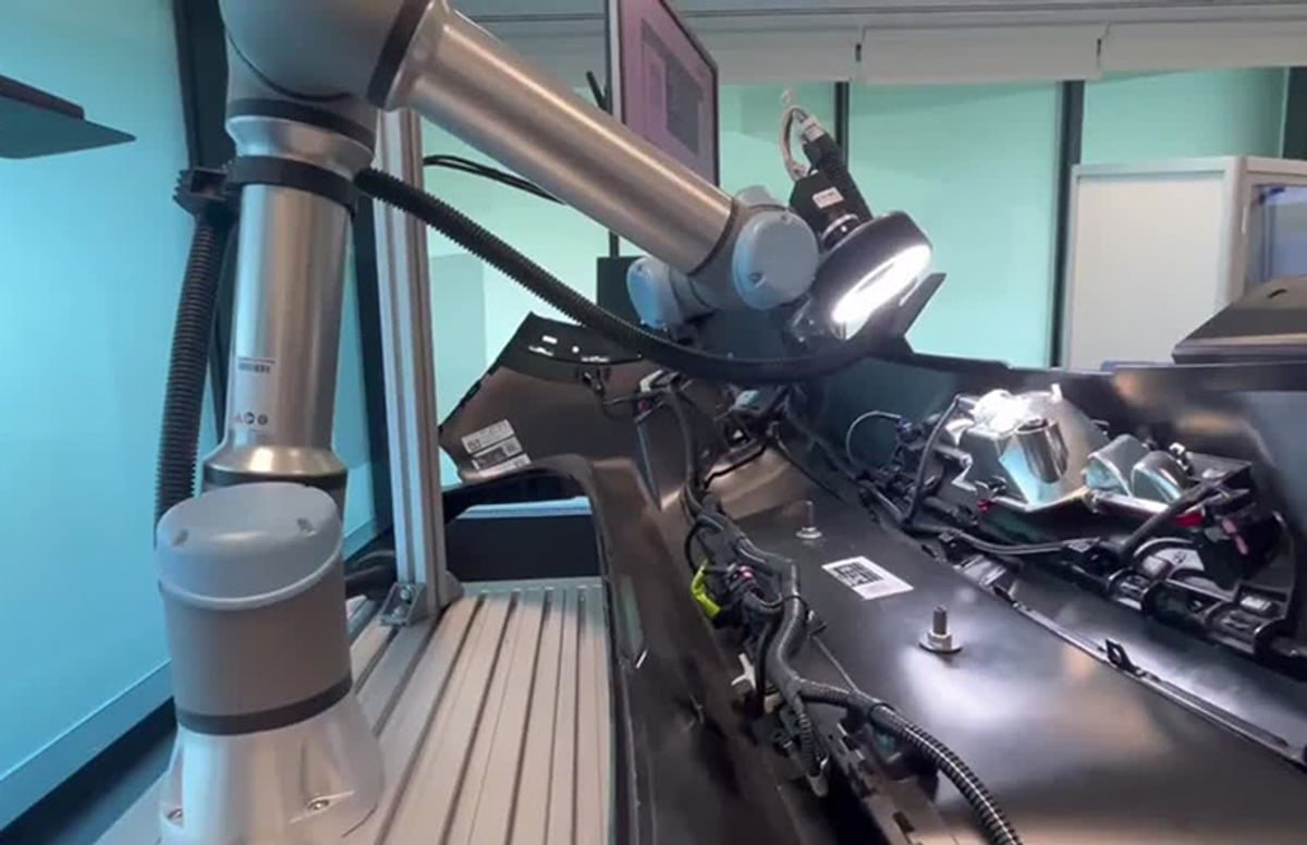 Robot industriale con sistema di ispezione in ambiente automotive per validare automazione AI