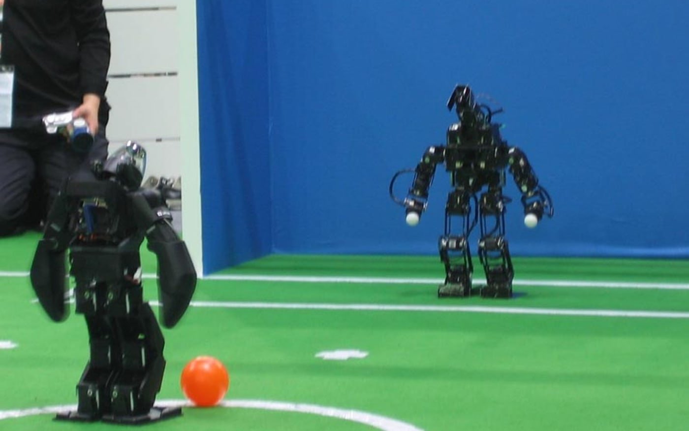 Robot umanoide bipede RoboCup su campo di prova
