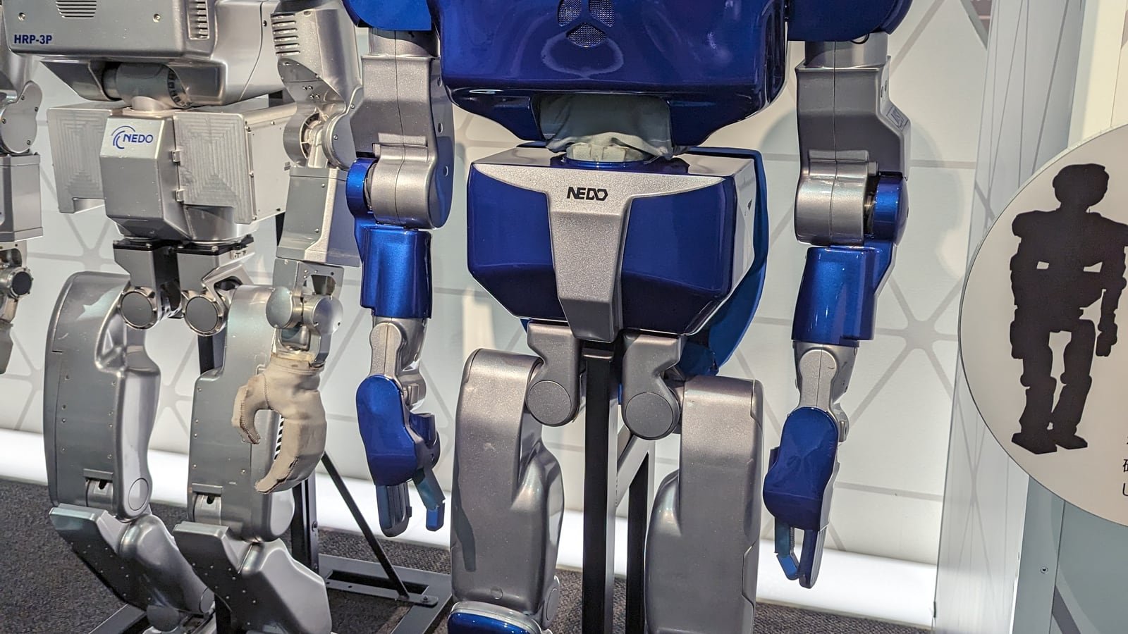 Robot umanoide in dimostrazione per test di locomozione e affidabilità