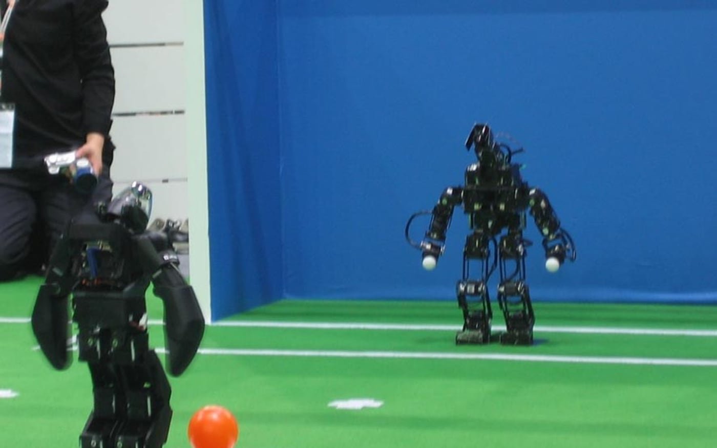 Robot umanoidi in competizione come prova pubblica di stabilità e navigazione
