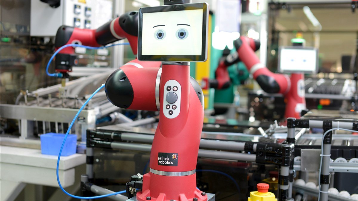 Cobot su linea elettronica come esempio di task fisico appreso da dati operativi