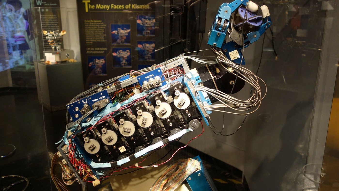 Mano robotica con sensori e cavi come esempio di manipolazione fisica complessa