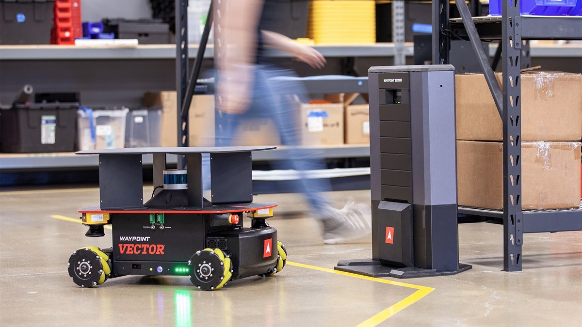 Robot mobile autonomo in corsia di magazzino per osservabilità di flotta