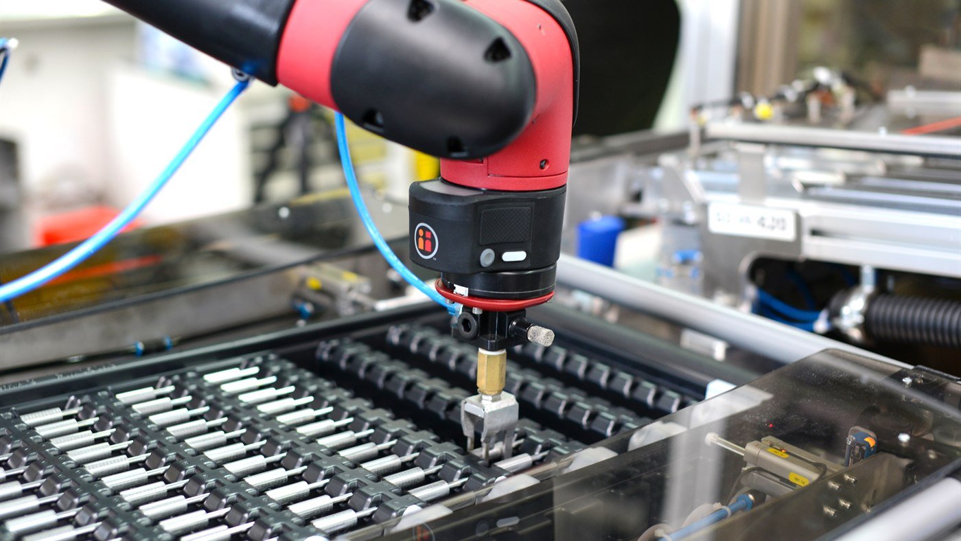 Cobot in fabbrica come nodo operativo di una flotta robotica connessa