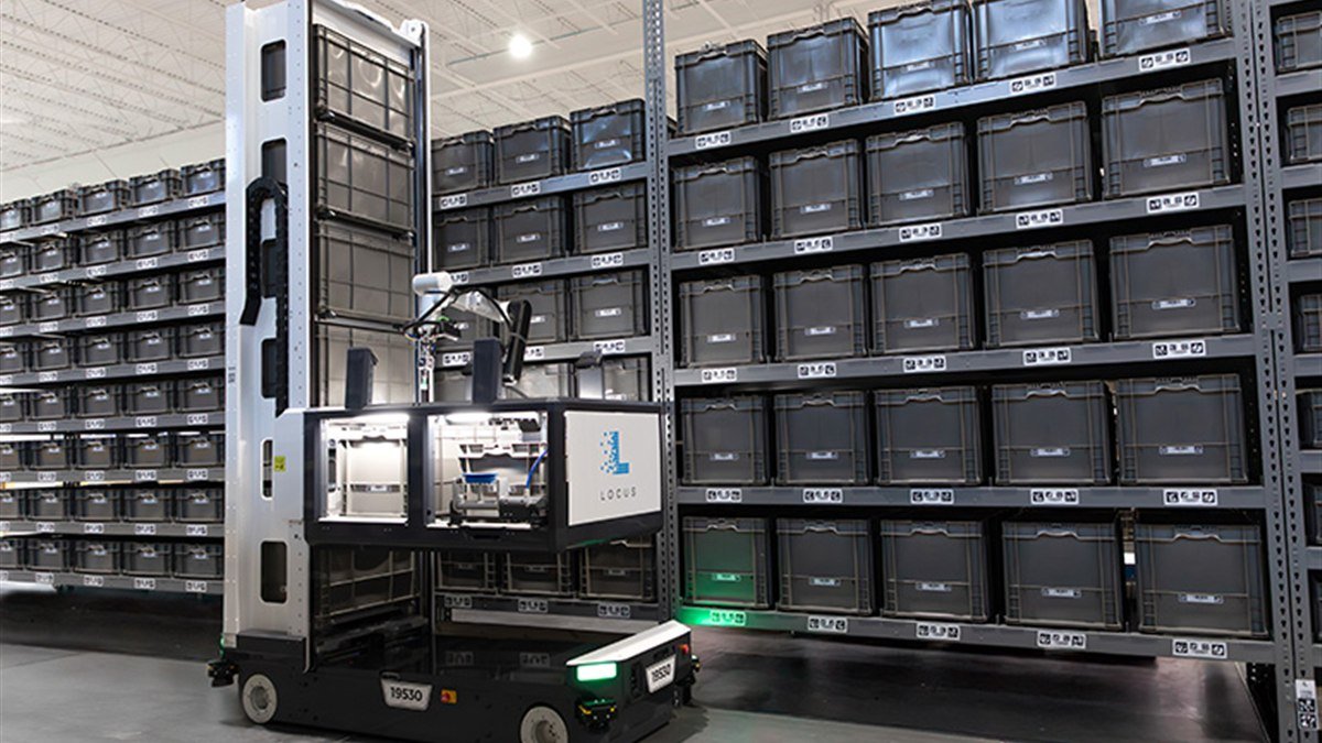 Robot mobile con braccio in magazzino per picking autonomo e fulfillment