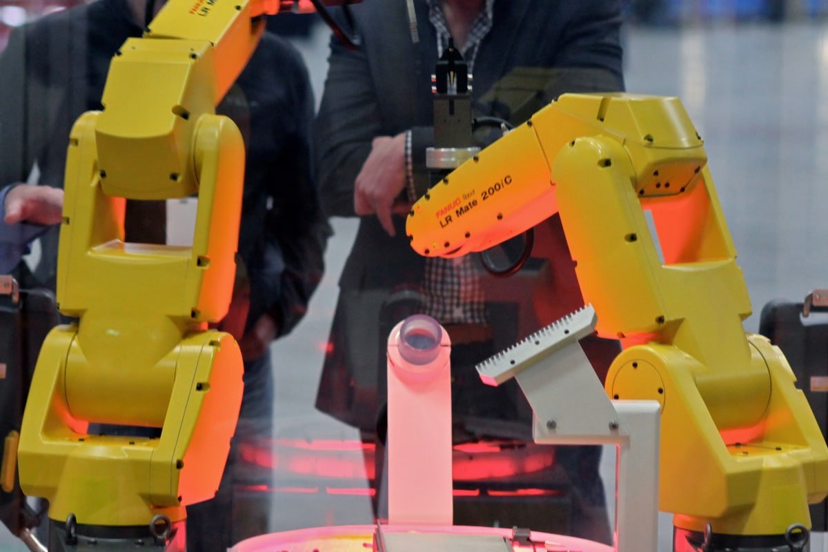Robot industriali FANUC in una dimostrazione di assemblaggio