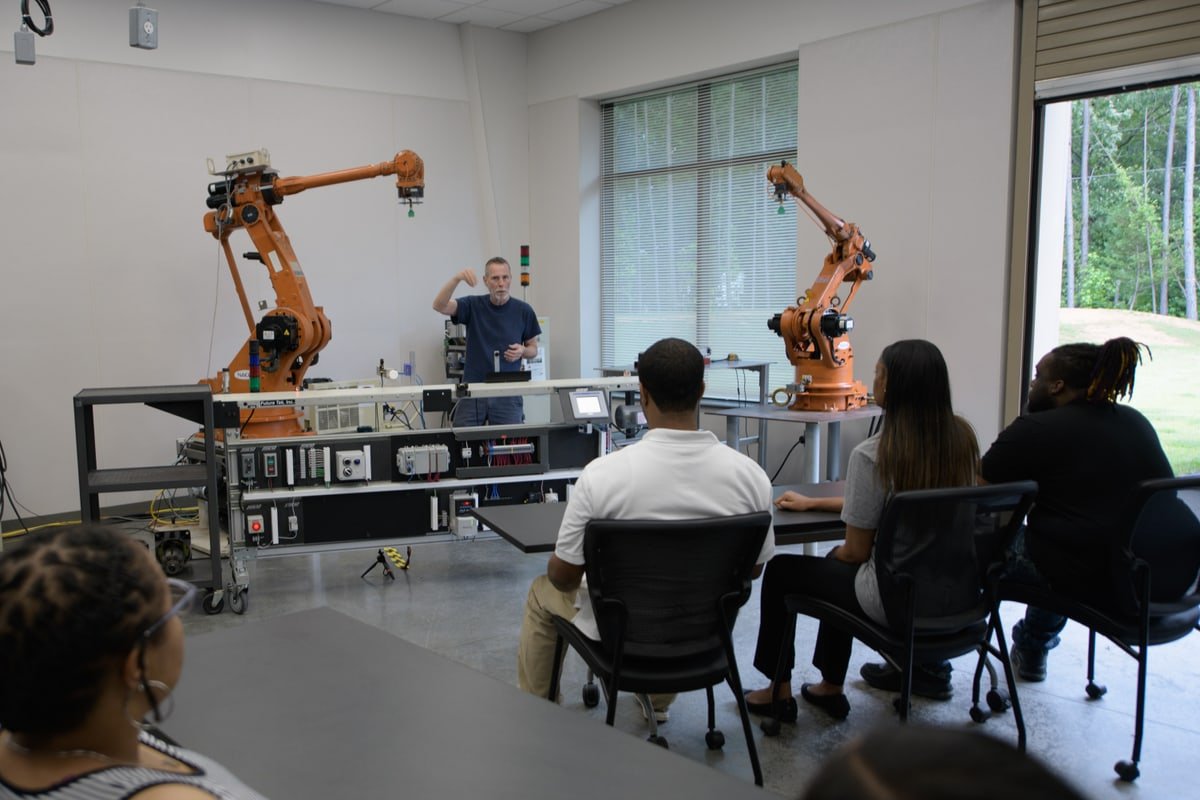 Studenti in laboratorio di automazione industriale durante una sessione formativa