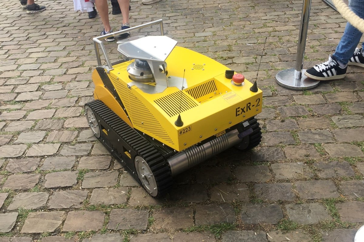 Robot cingolato di ispezione per superfici e ambienti industriali difficili