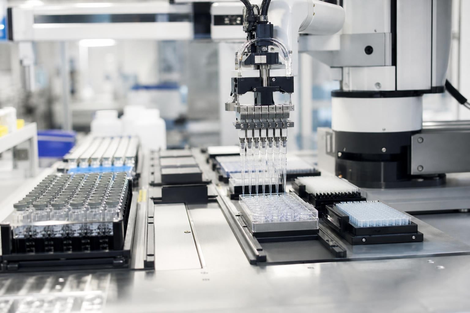 Robot da laboratorio che esegue manipolazione precisa di microprovette e piastre