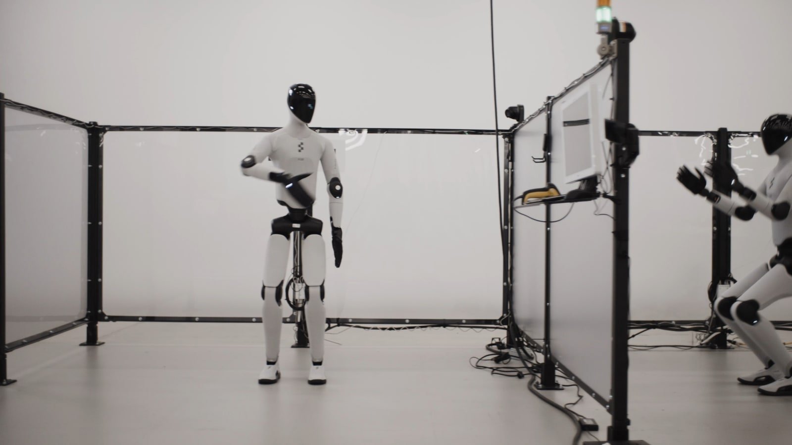 Fotogramma ufficiale Figure AI con due robot umanoidi Figure 03 durante test end-of-line nello stabilimento BotQ