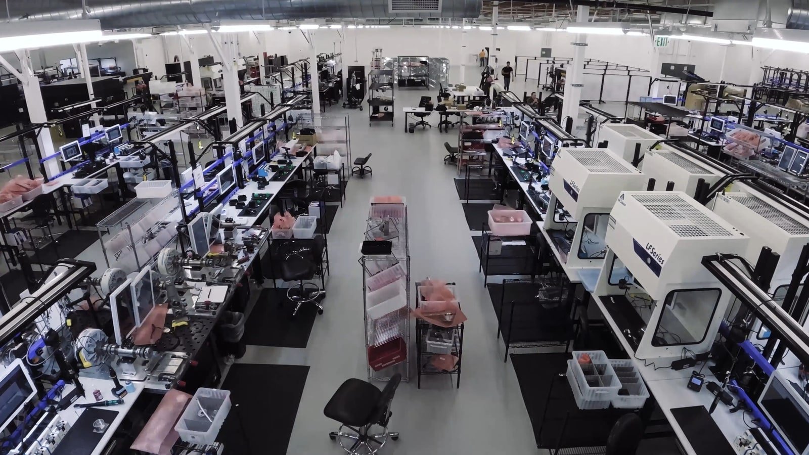 Vista ufficiale Figure AI del floor BotQ con workstation e linee dedicate alla produzione di Figure 03