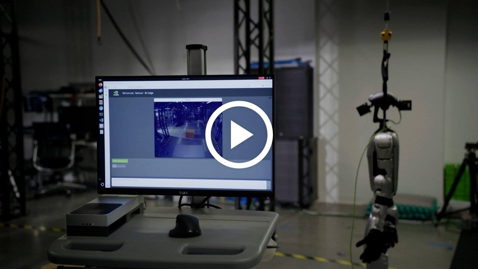 Laboratorio robotico NVIDIA con computer edge, monitor di test e robot umanoide