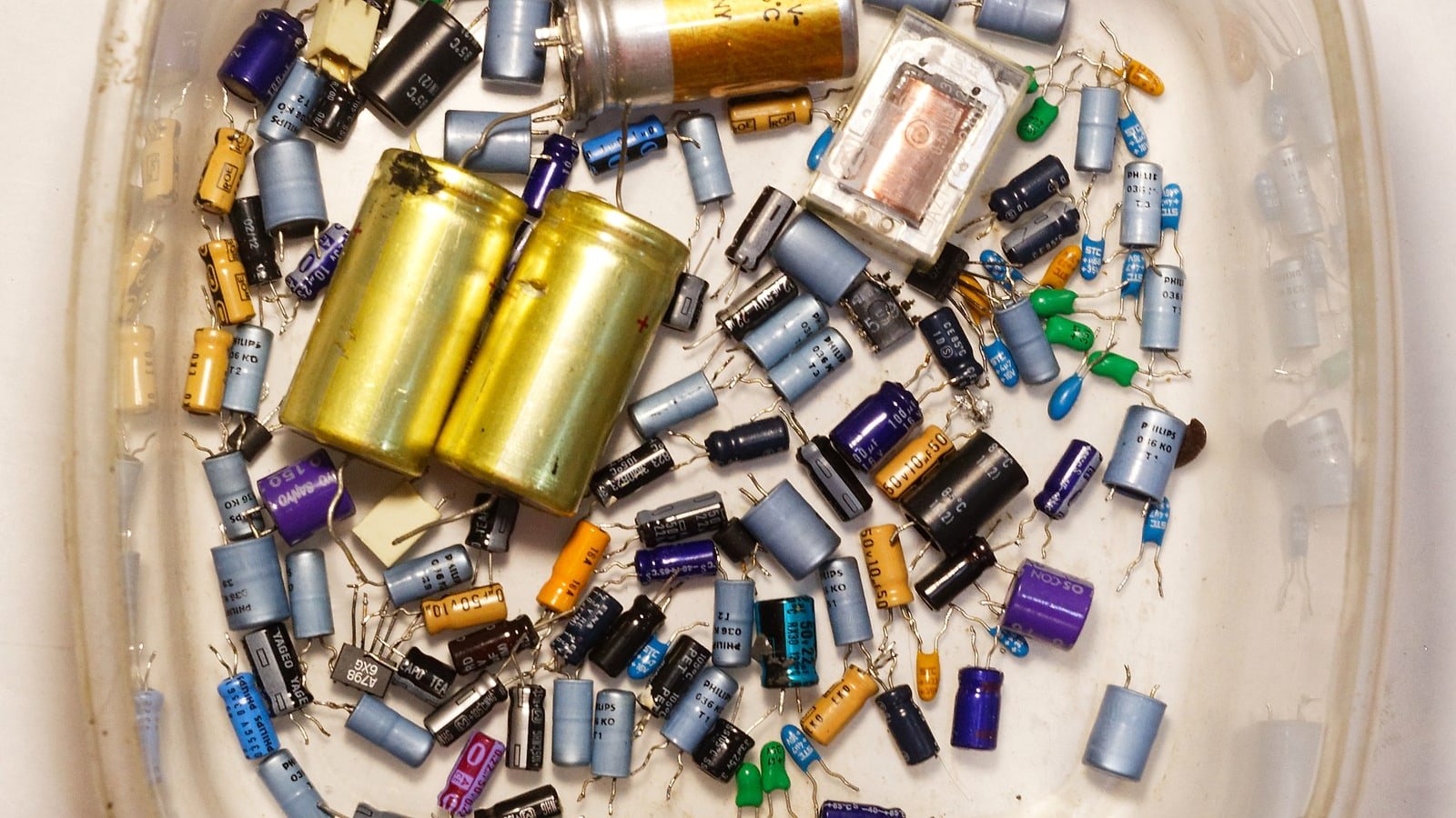 Componenti elettronici separati per riciclo RAEE e recupero chip