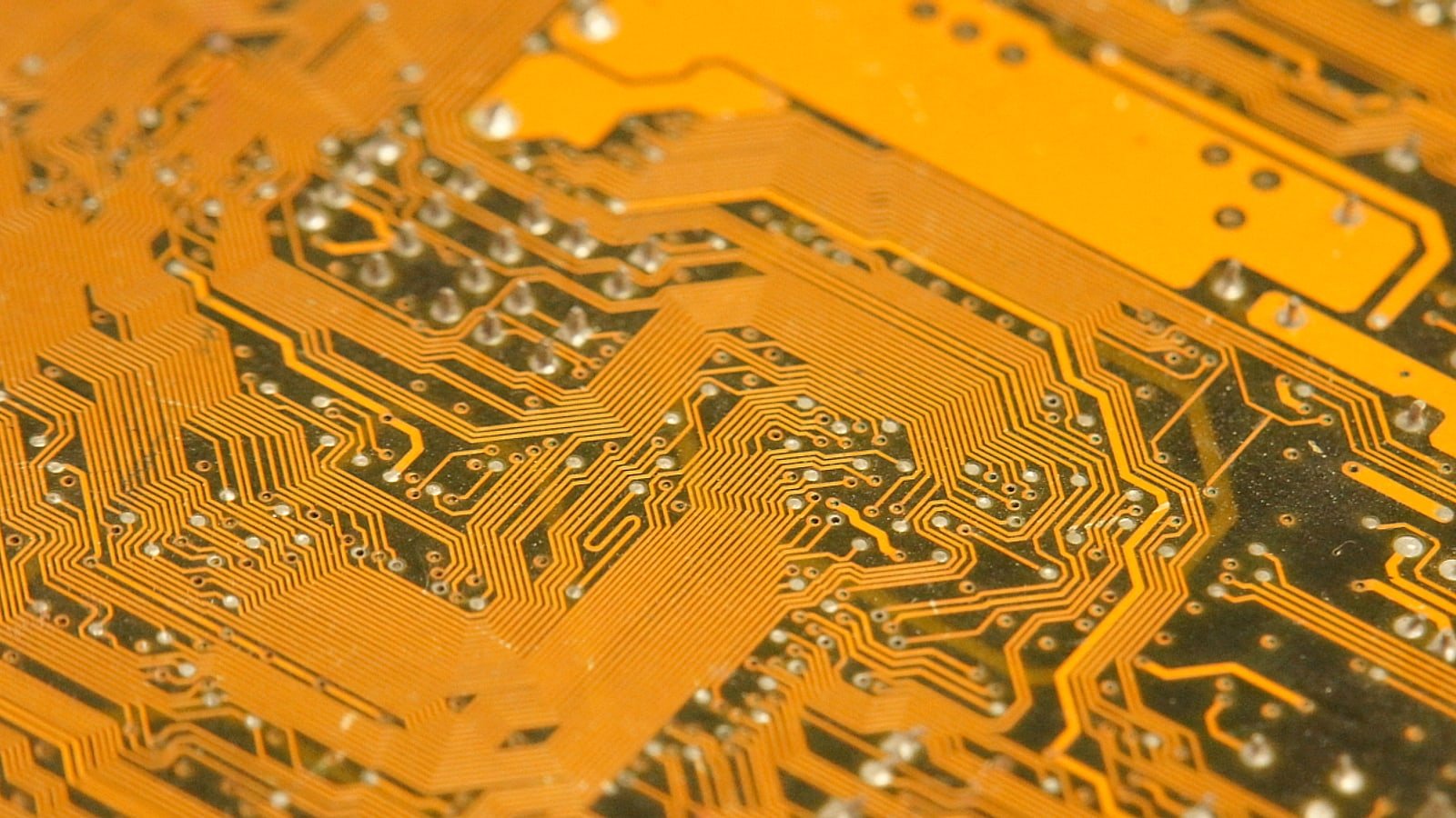 Dettaglio di circuito stampato per recupero selettivo di componenti elettronici