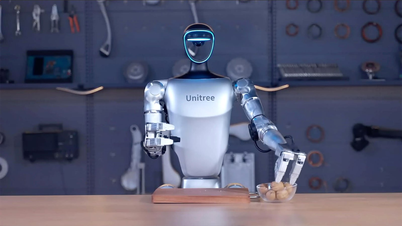 Robot umanoide Unitree su banco in ambiente tecnico per prove di interazione