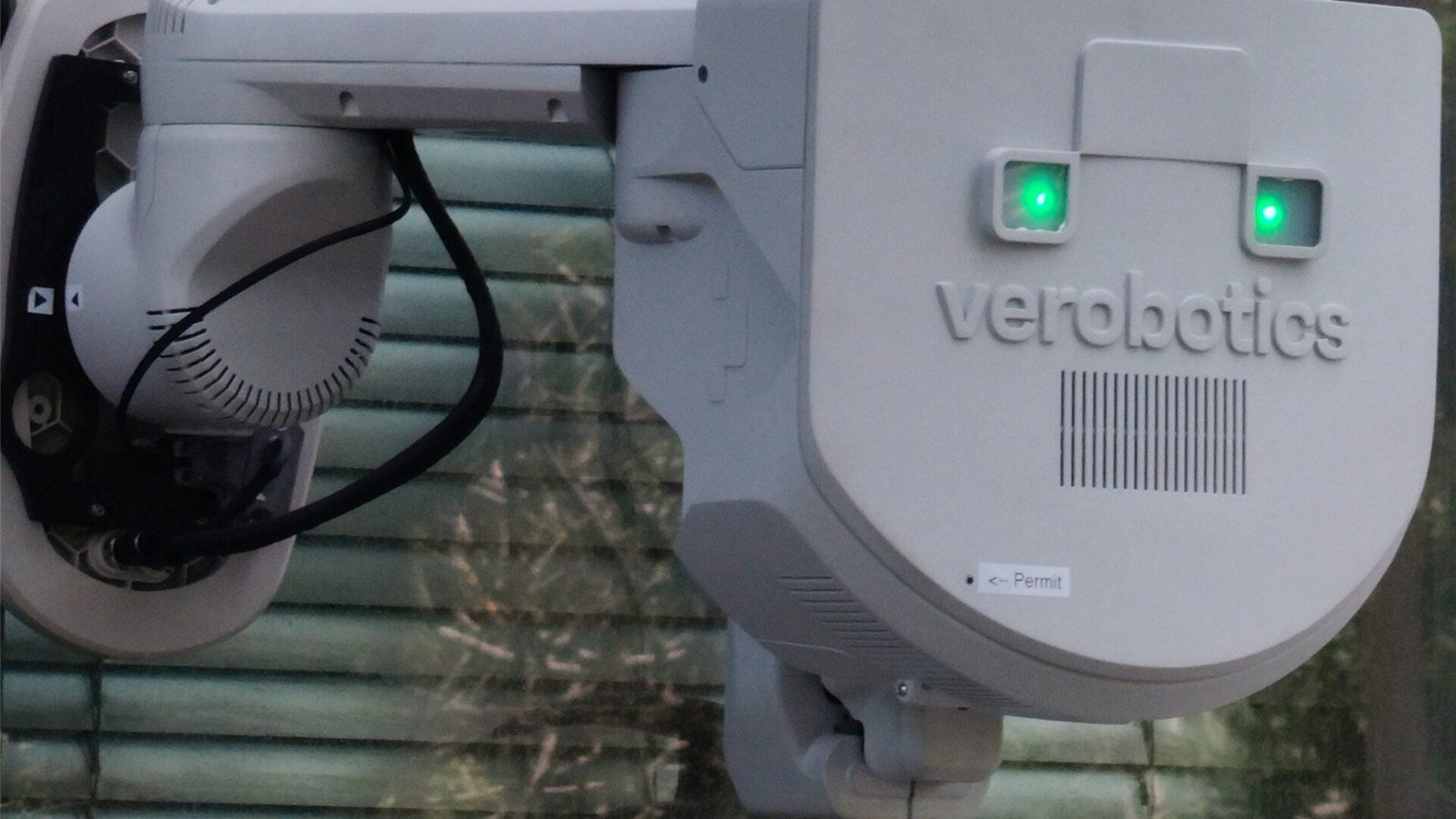 Dettaglio del robot Verobotics durante attività su facciata con edge AI