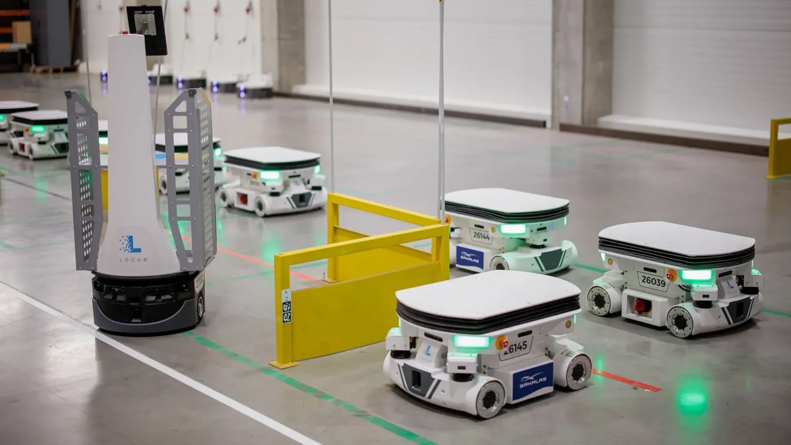 Locus Array e robot mobili in area di picking automatizzato