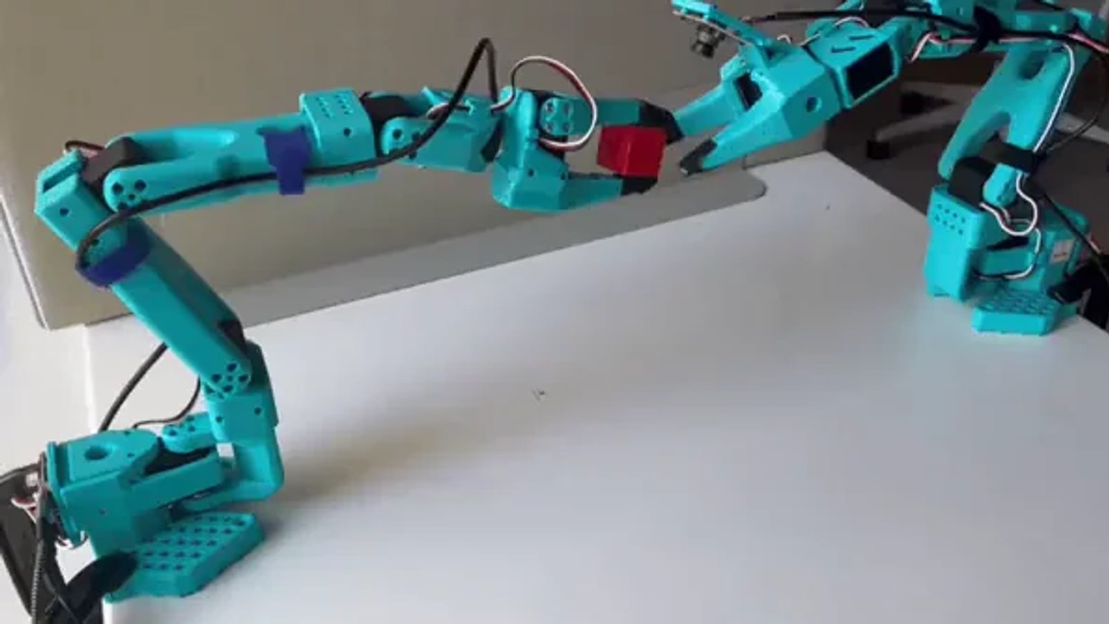 Bracci robotici da laboratorio usati per sviluppo open-source AI