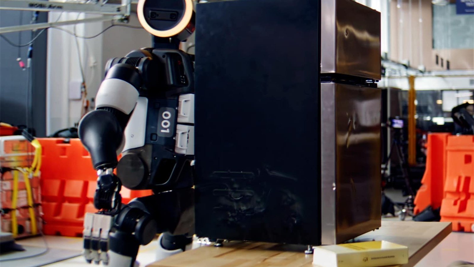 Robot umanoide Atlas di Boston Dynamics mentre sposta un mini-frigorifero