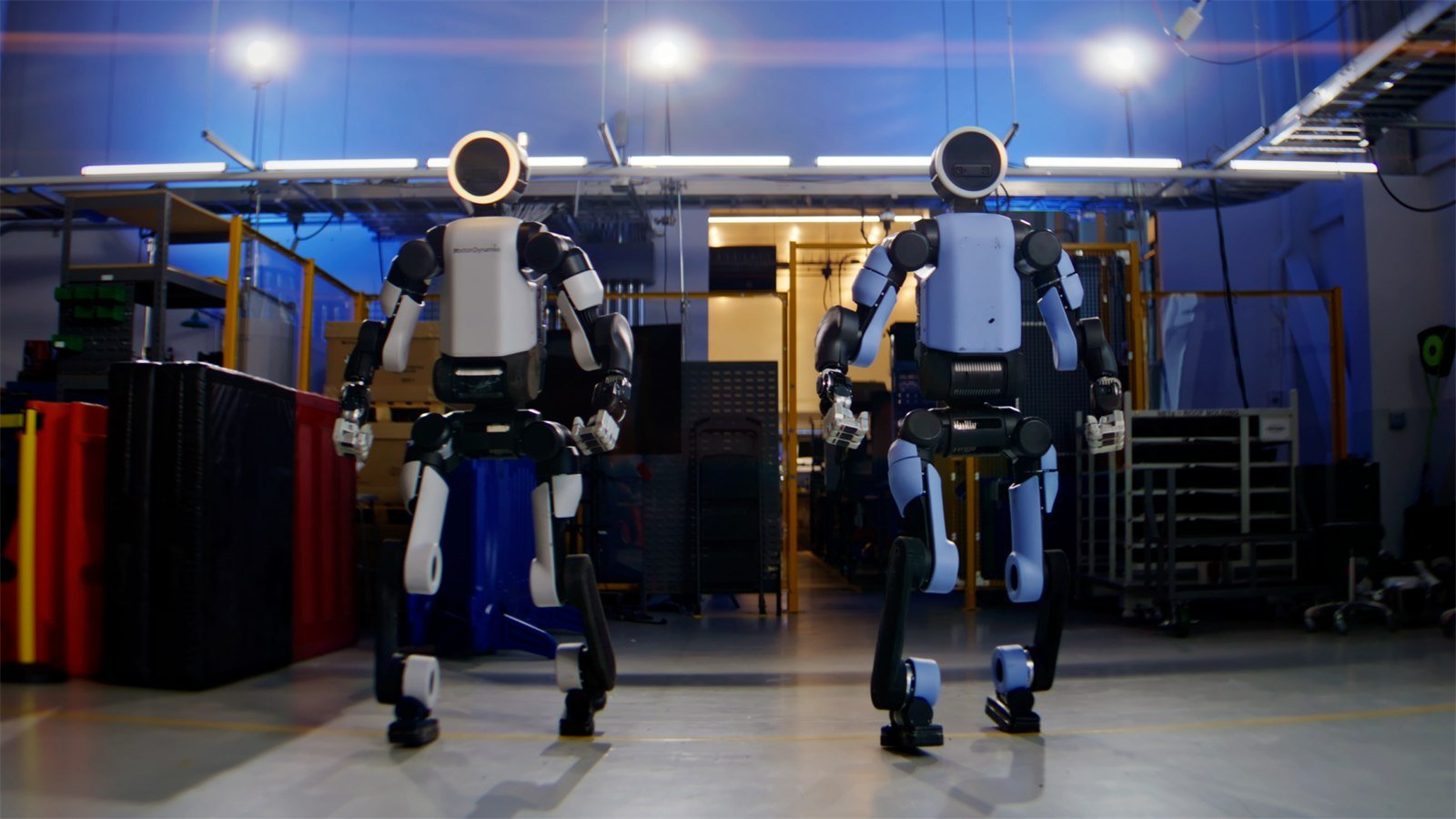 Due robot Atlas in laboratorio industriale Boston Dynamics