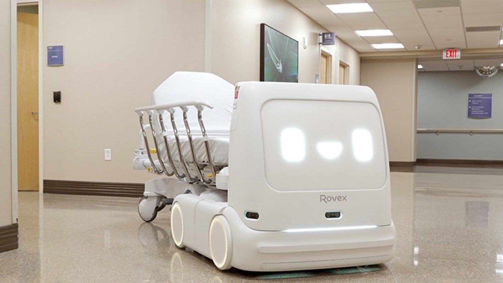 Robot di trasporto pazienti in ambiente ospedaliero con barella