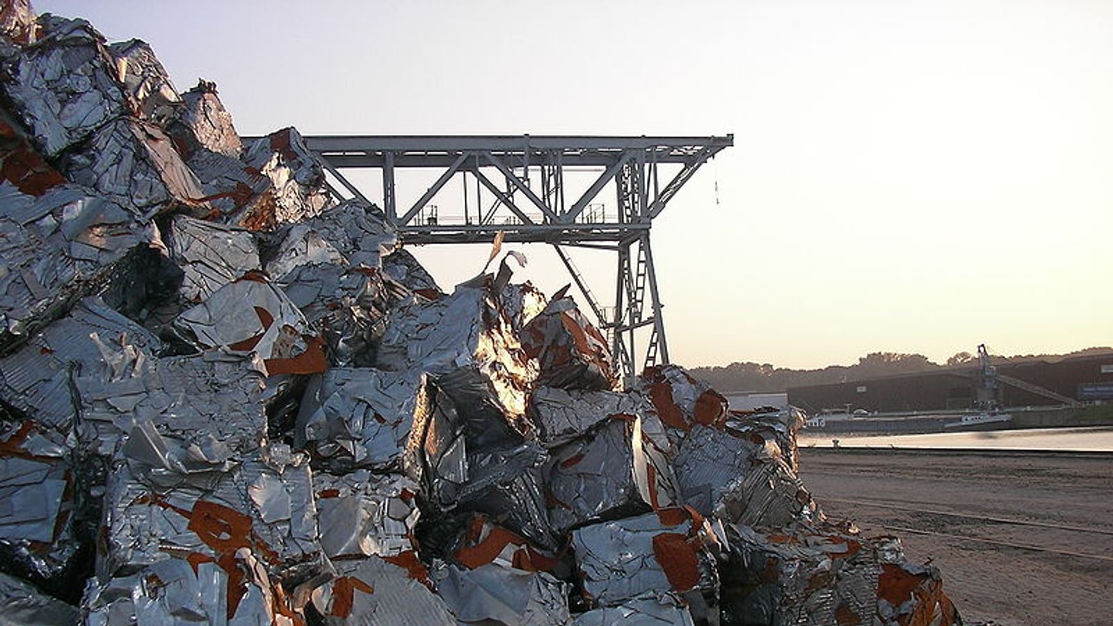 Rottami metallici compattati per selezione e riciclo industriale