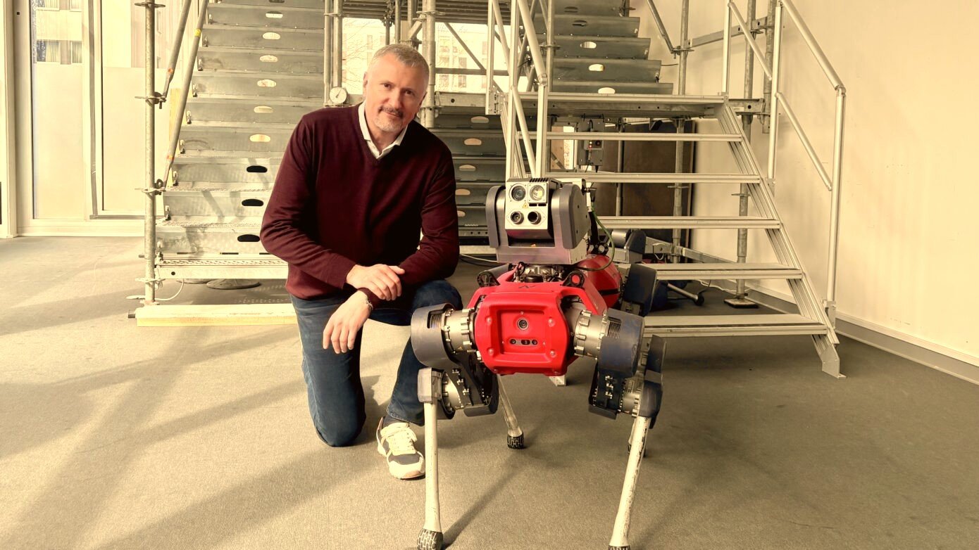 Robot ANYmal accanto a un tecnico in impianto industriale