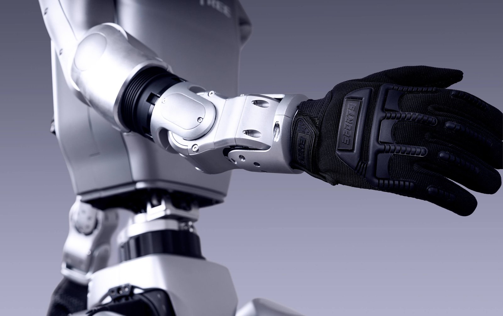 Dettaglio della mano e del braccio del robot umanoide Unitree G1