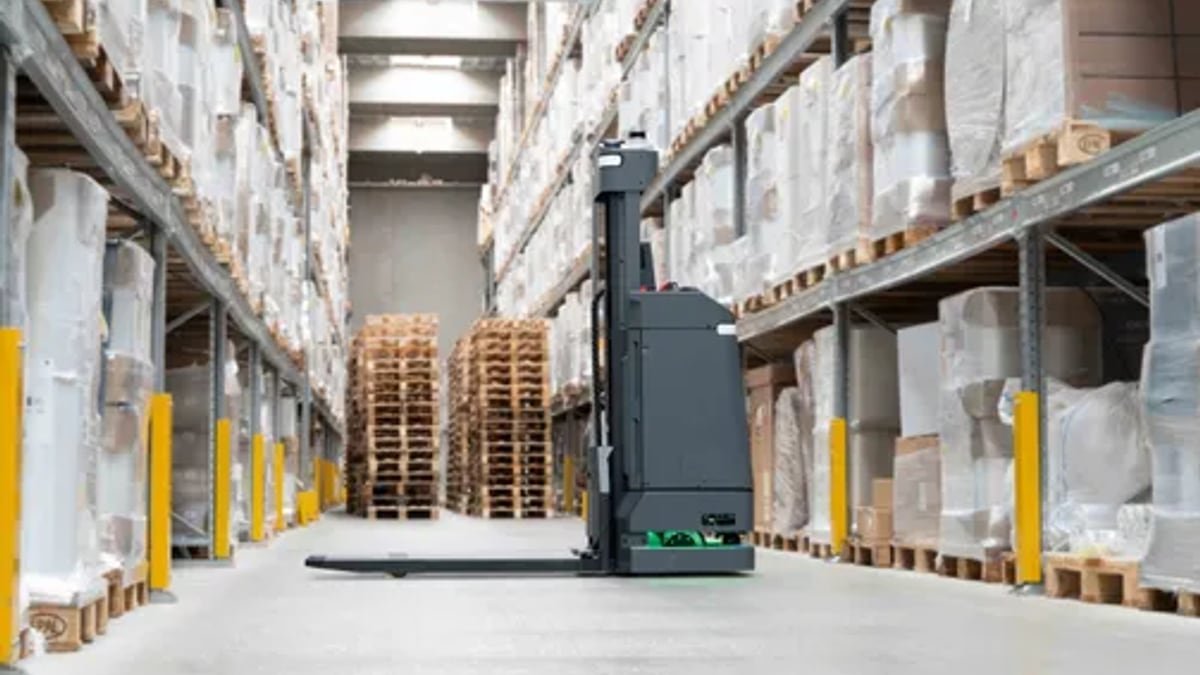 AMR in corsia di magazzino con scaffali e pallet