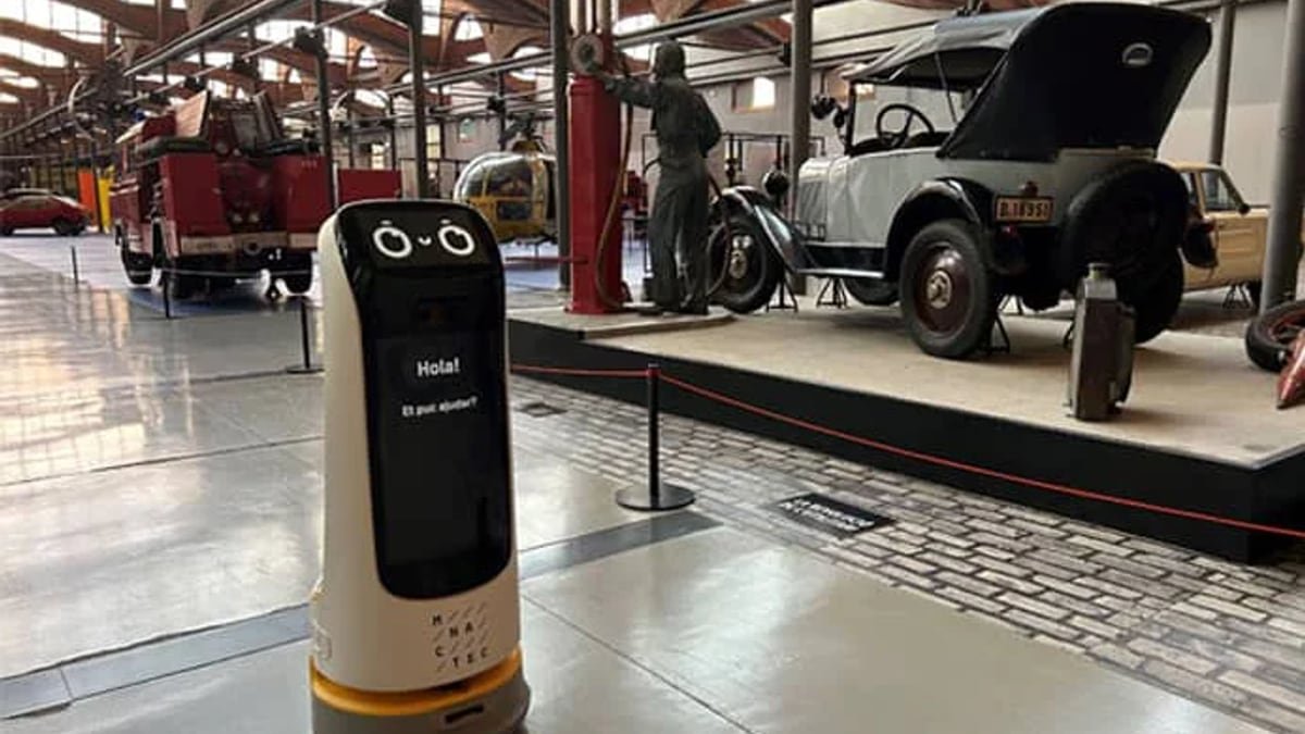Robot di servizio in area espositiva usato come concierge e punto informativo