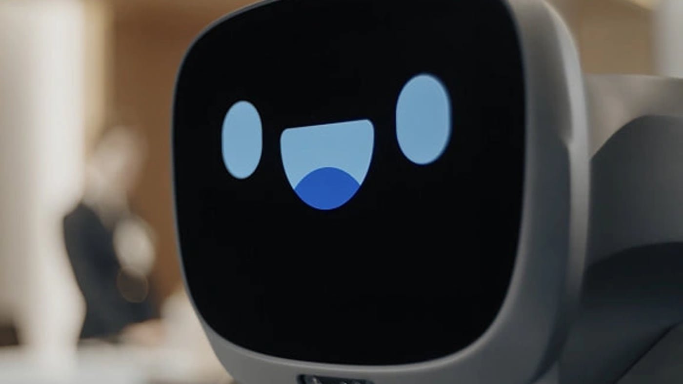 Primo piano del volto di un robot di servizio in ambiente hospitality