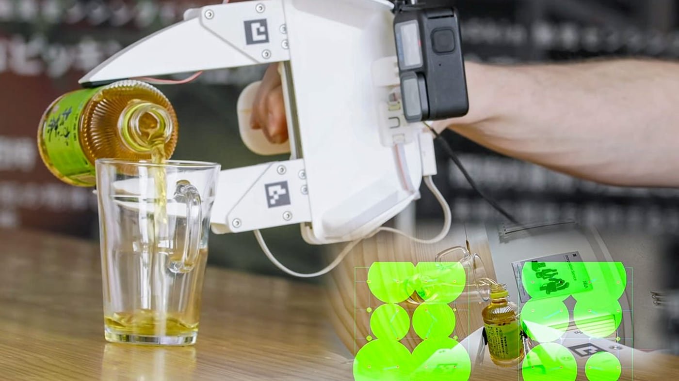 Gripper robotico con sensori tattili XELA che versa liquido in un bicchiere