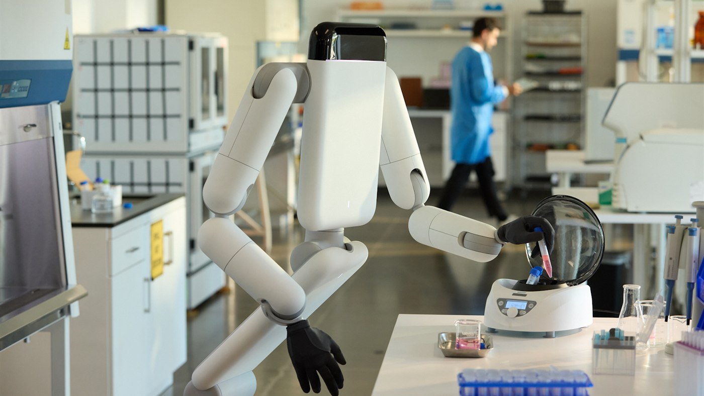 Robot Eno di Genesis AI in laboratorio con base a ruote e braccia robotiche