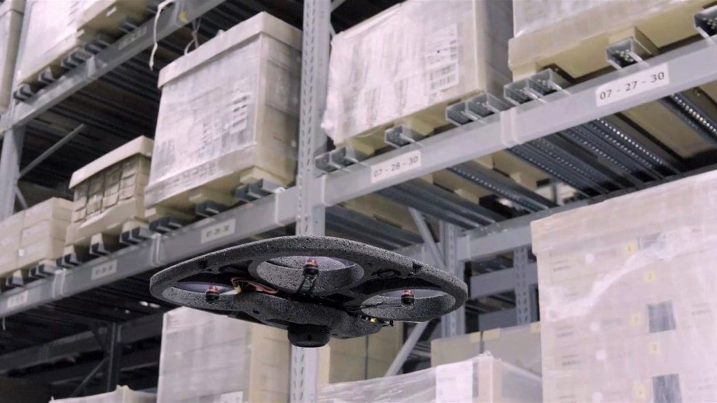 Drone Verity sotto scaffali di magazzino mentre effettua scansioni inventariali