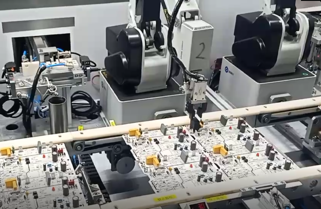 Cella di asservimento macchine con robot collaborativi e schede elettroniche in produzione