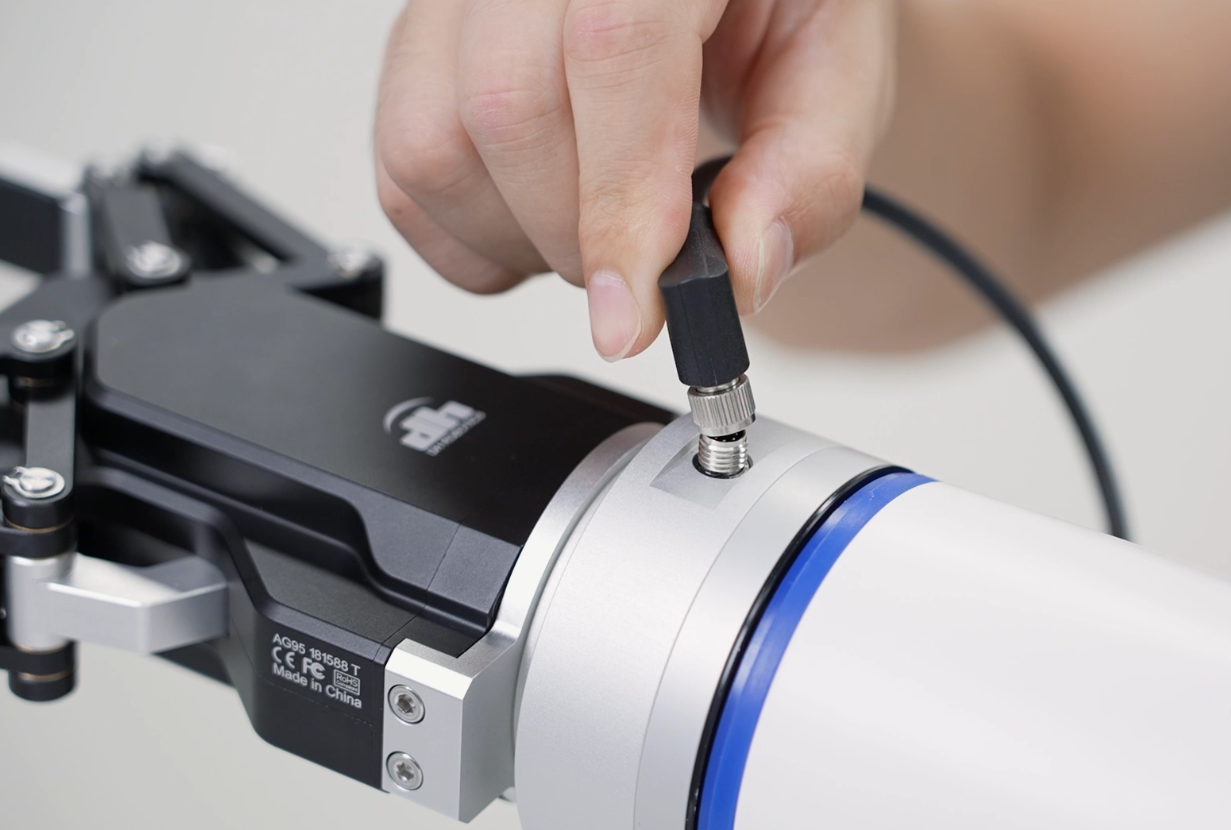 Dettaglio di gripper installato su cobot per automazione di assemblaggio e manipolazione