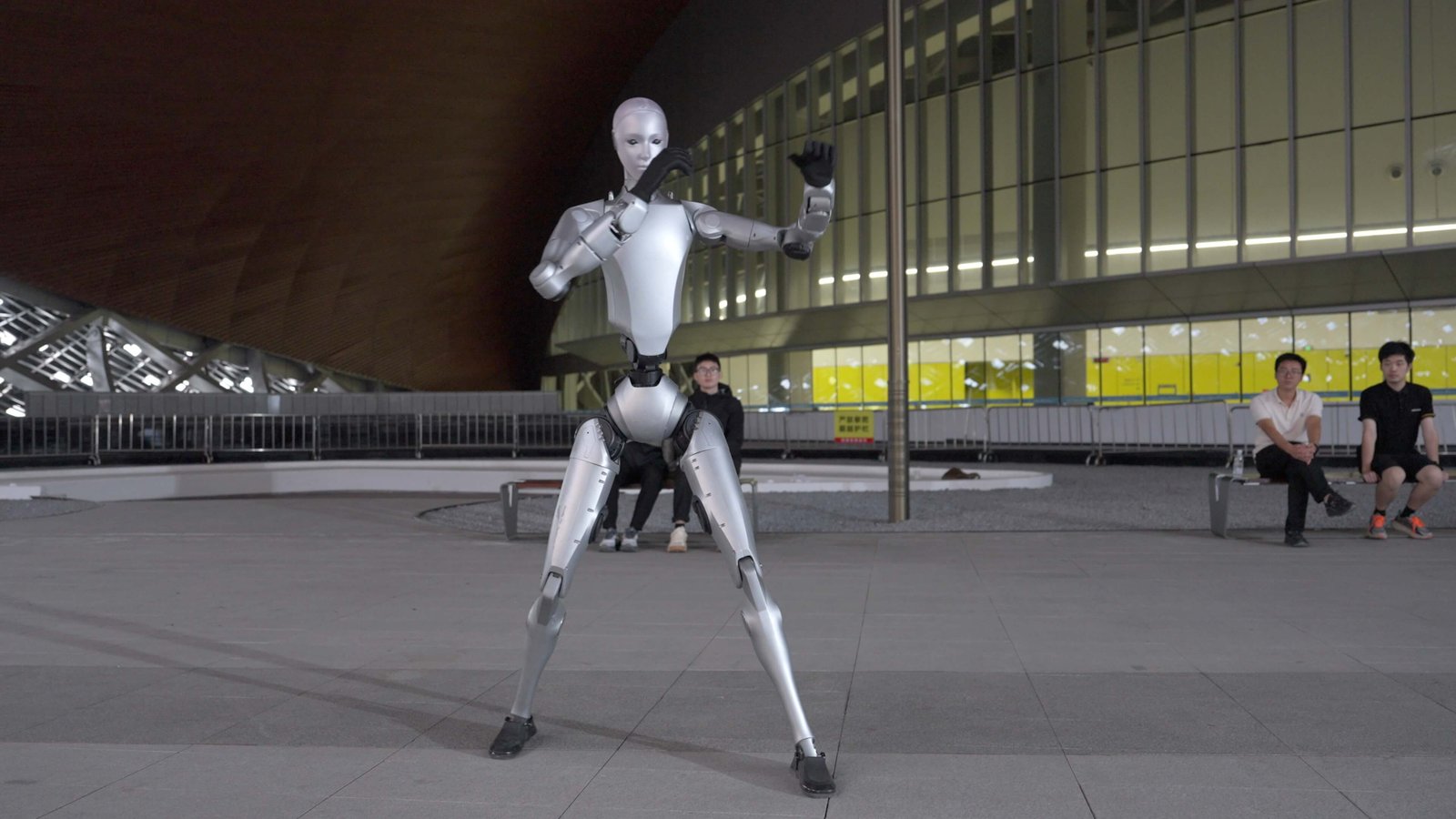 Robot umanoide Unitree H2 in dimostrazione dinamica davanti al pubblico